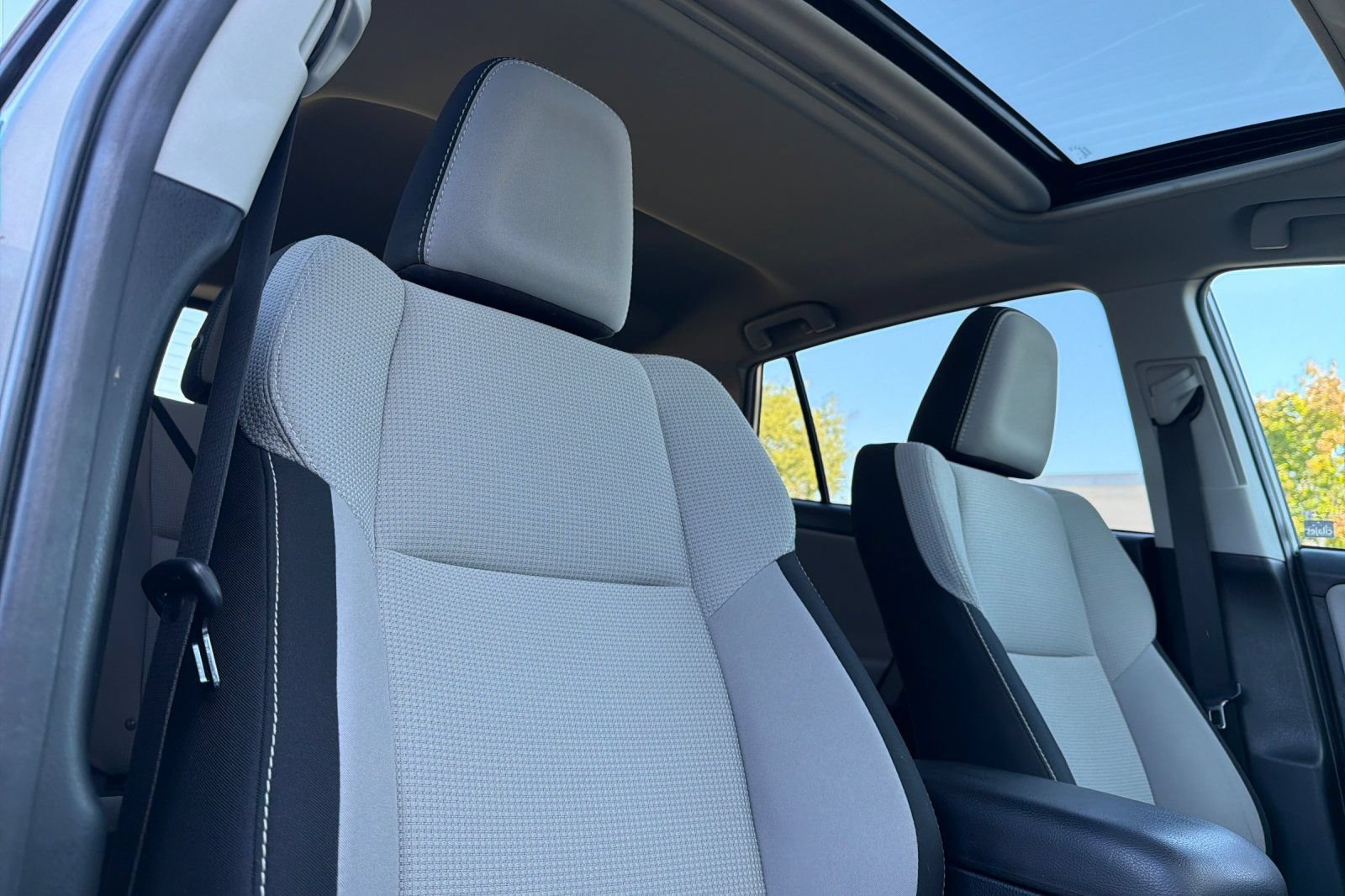 Used 2018 Toyota RAV4 XLE FWD image 16