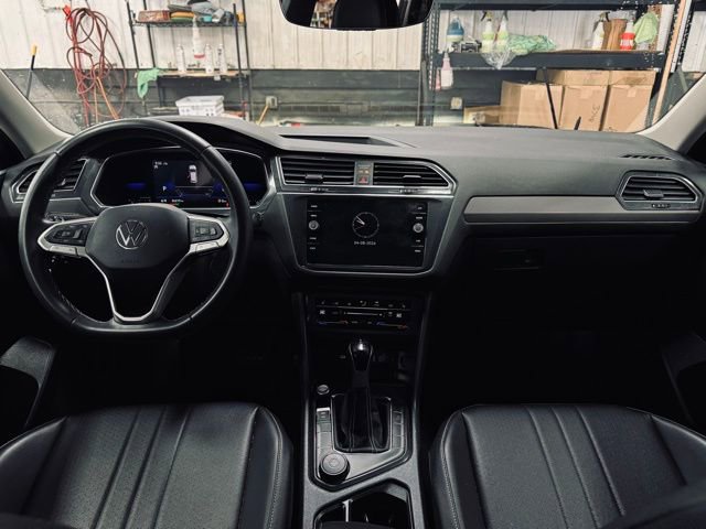 Used 2022 Volkswagen Tiguan SE w/ Panoramic Sunroof Package image 22
