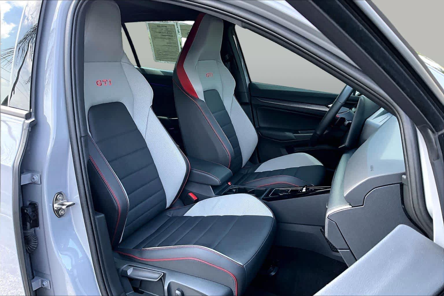 Used 2025 Volkswagen GTI SE FWD image 9