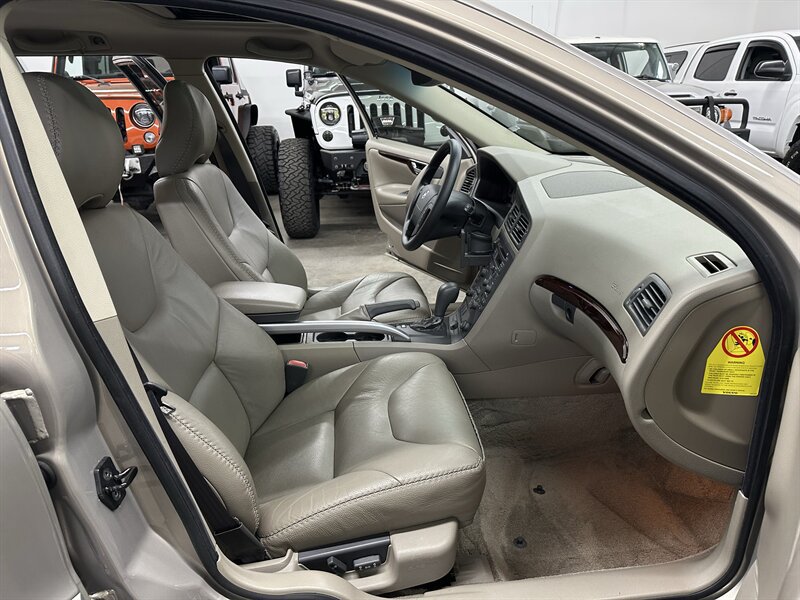Used 2002 Volvo V70 Cross Country AWD/4WD image 15