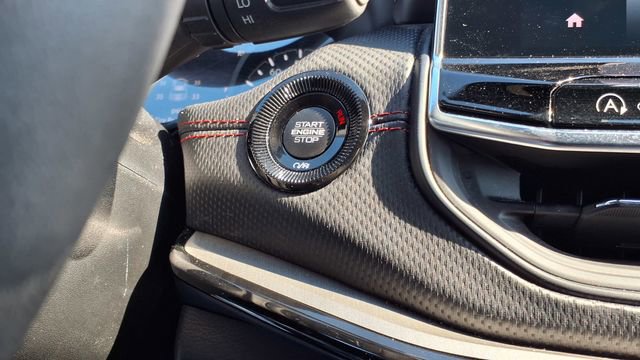 Used 2025 Jeep Compass Trailhawk image 27