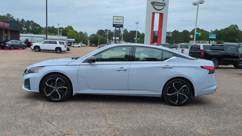 Used 2025 Nissan Altima 2.5 SR w/ SR Premium Package FWD image 8