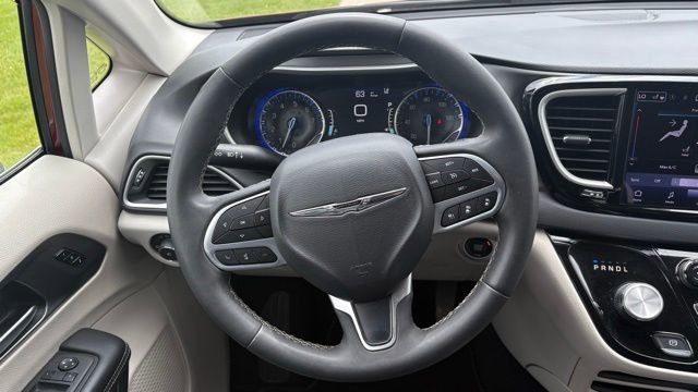 Used 2023 Chrysler Pacifica Touring-L FWD image 21
