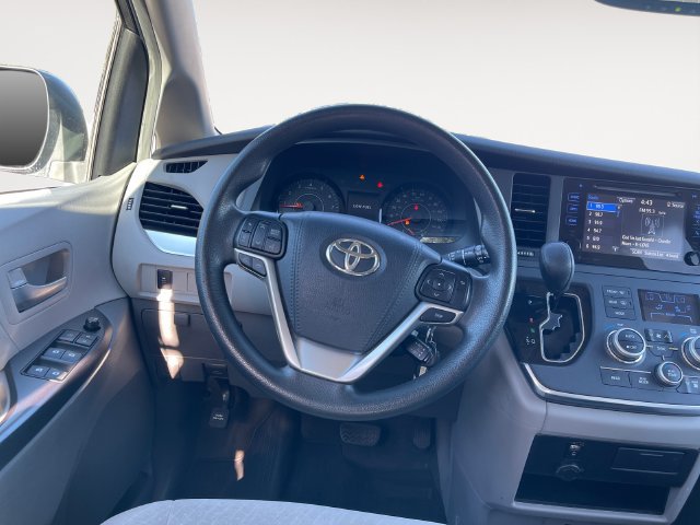Used 2017 Toyota Sienna LE FWD image 12