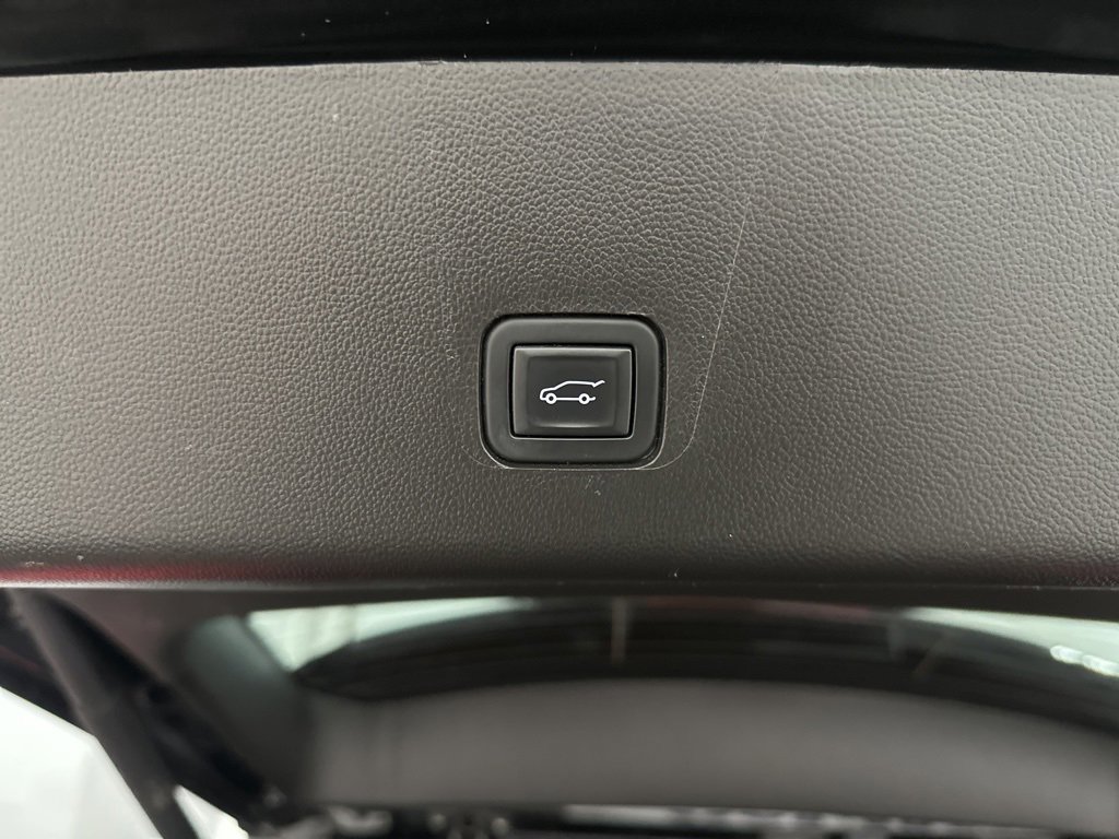 Used 2023 Chevrolet Traverse RS image 43