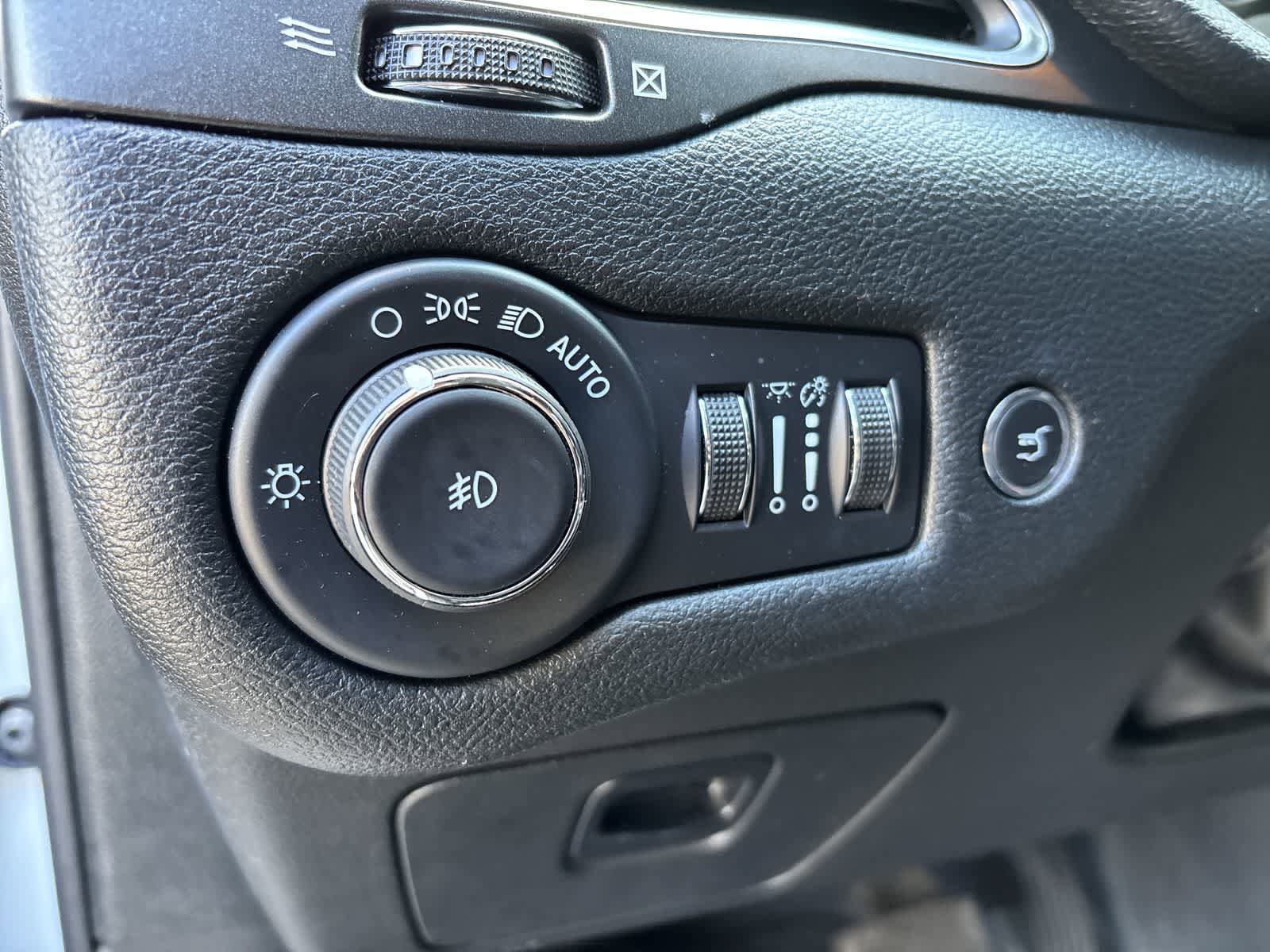 Used 2022 Jeep Cherokee Trailhawk w/ Comfort/Convenience Group AWD/4WD image 11