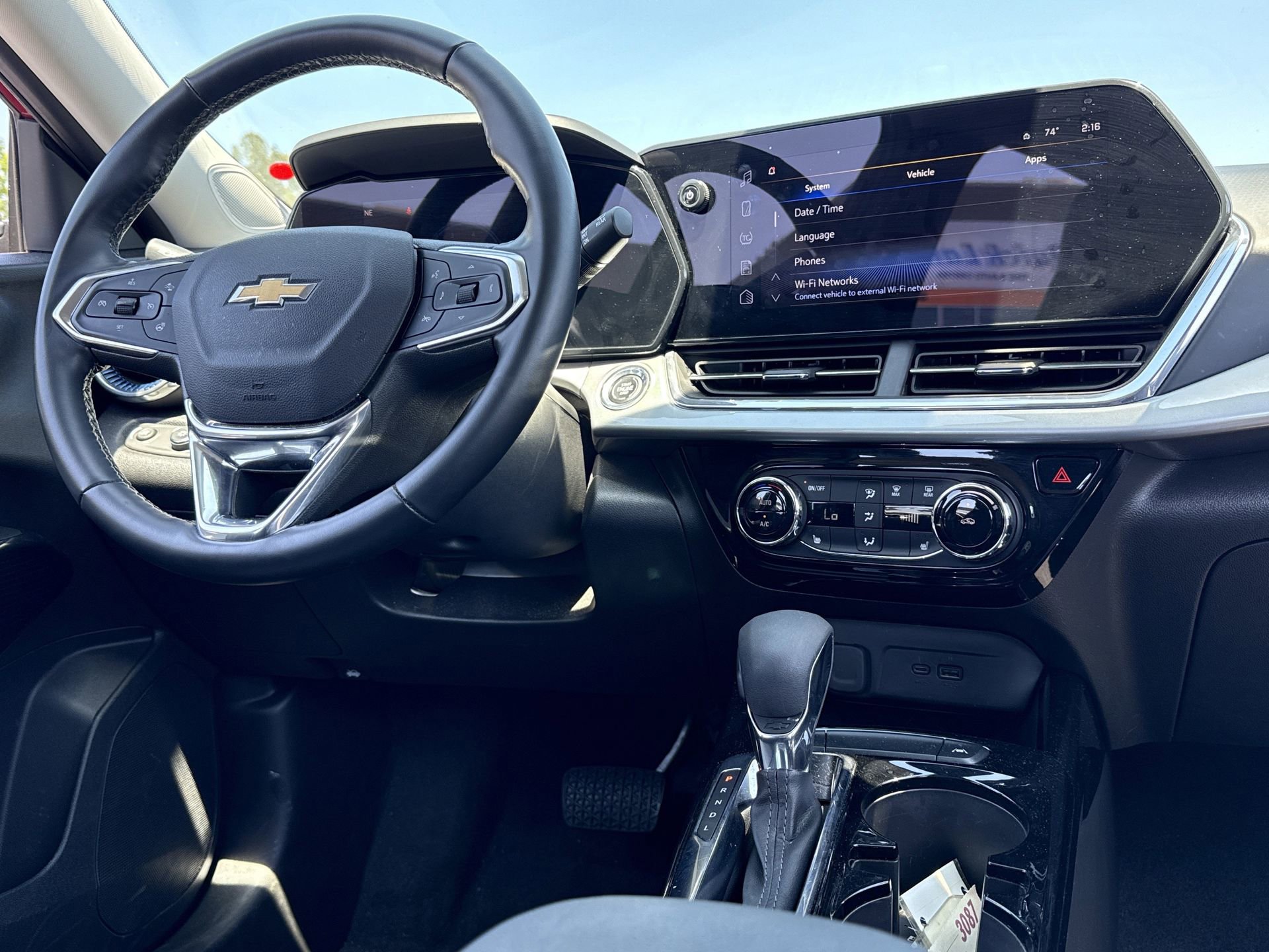 Used 2025 Chevrolet Trax LT w/ LT Convenience Package FWD image 3