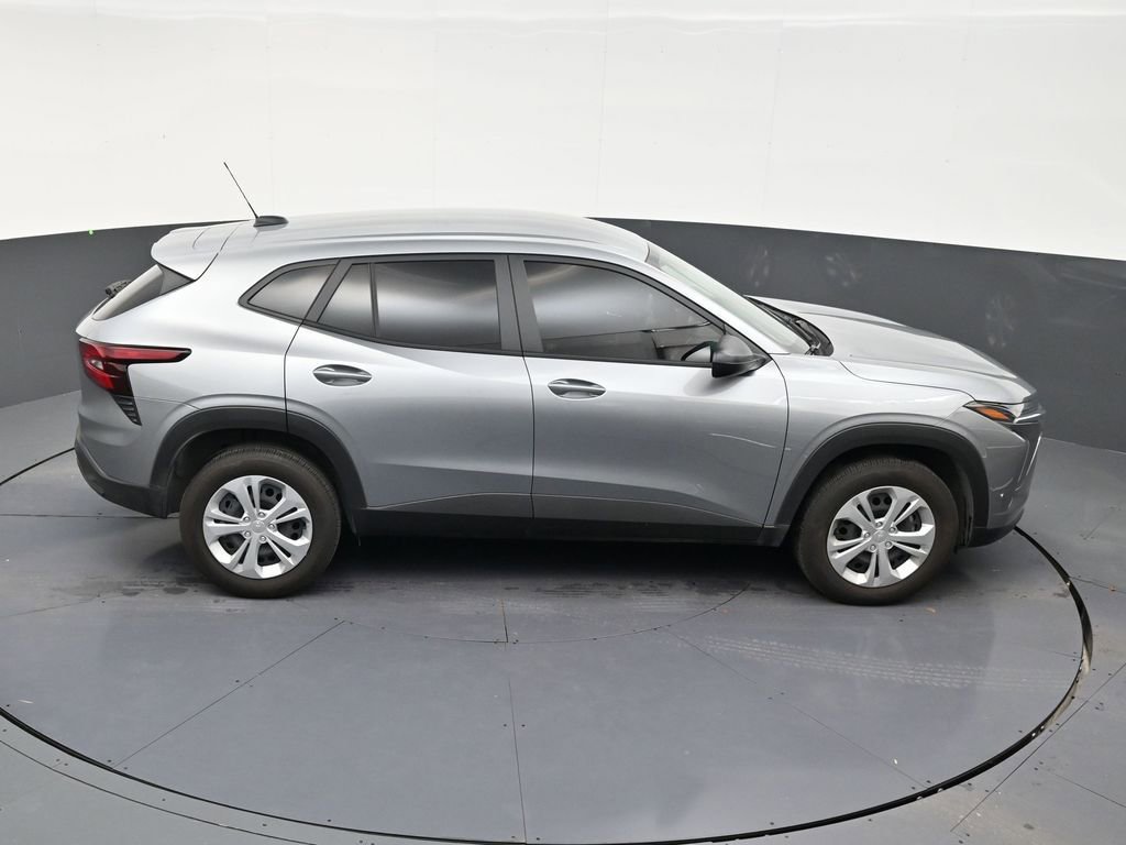 Used 2025 Chevrolet Trax LS FWD image 17