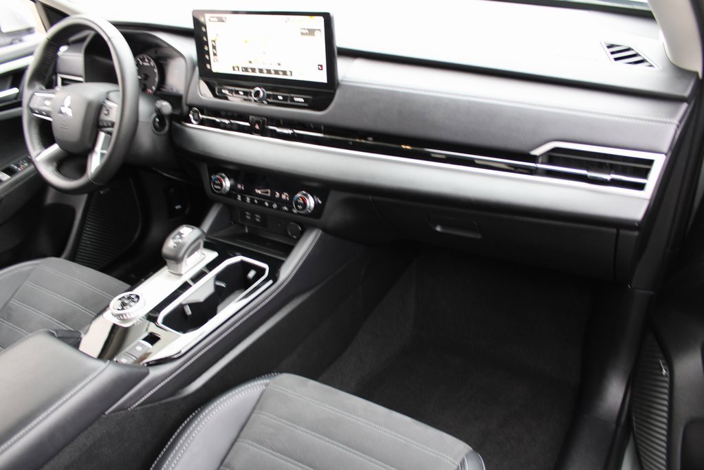 Used 2025 Mitsubishi Outlander SE image 29