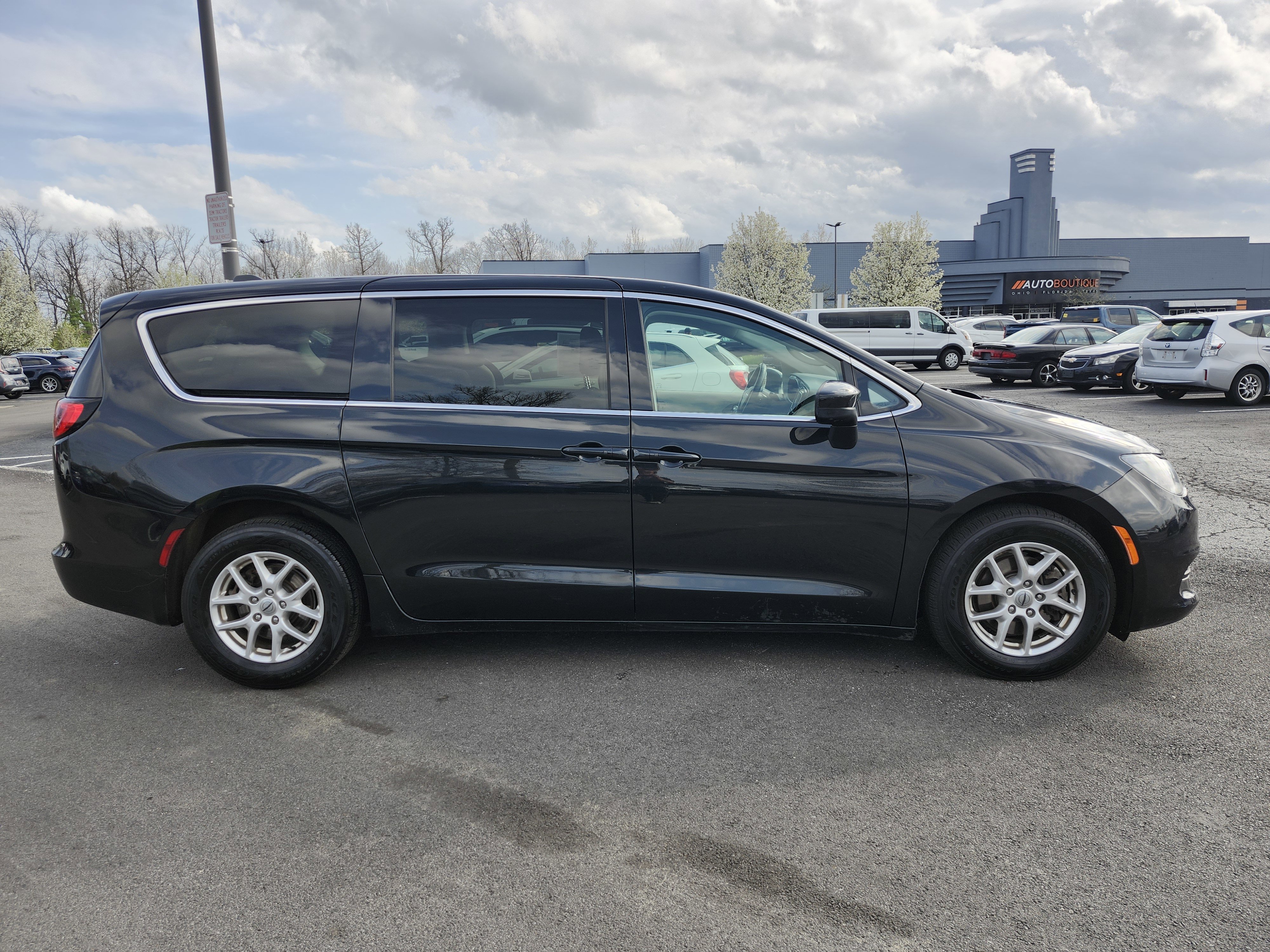 Used 2022 Chrysler Voyager LX image 11