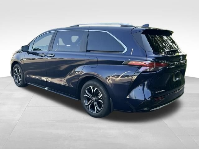 Used 2025 Toyota Sienna Platinum AWD/4WD image 3