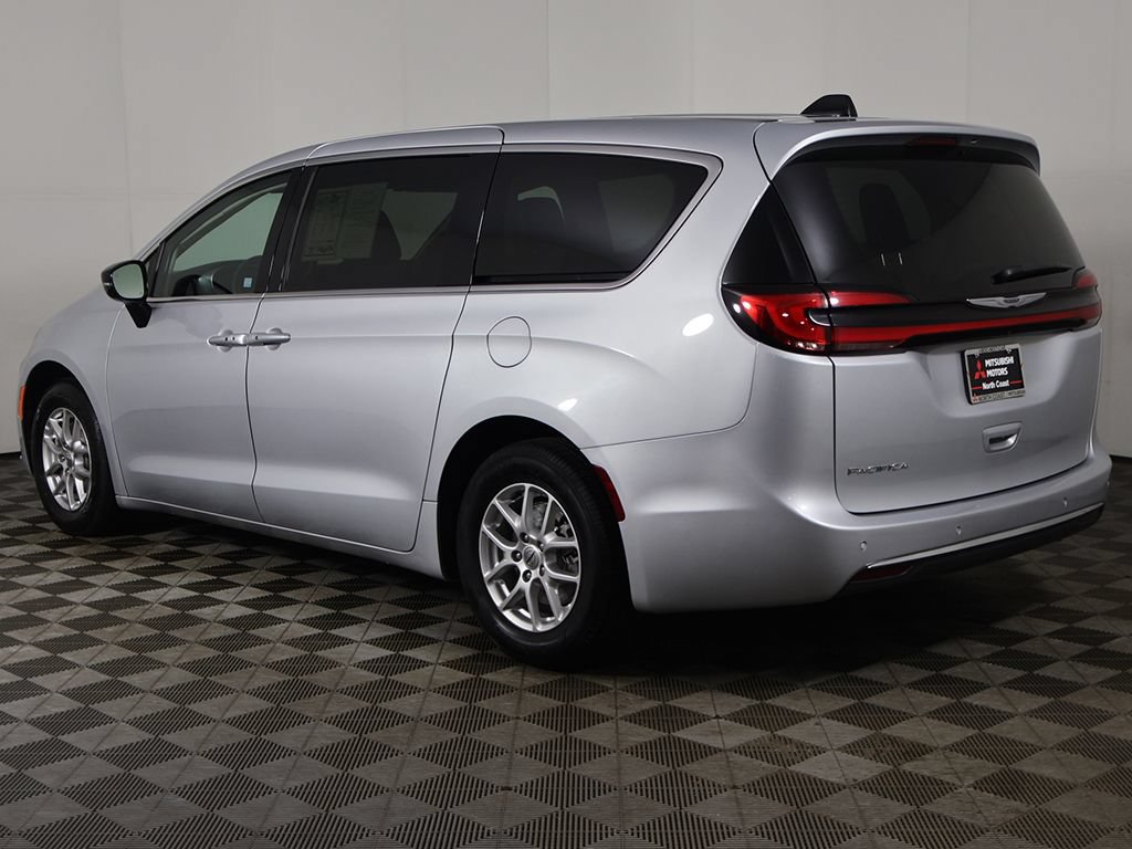 Used 2024 Chrysler Pacifica Touring-L FWD image 10