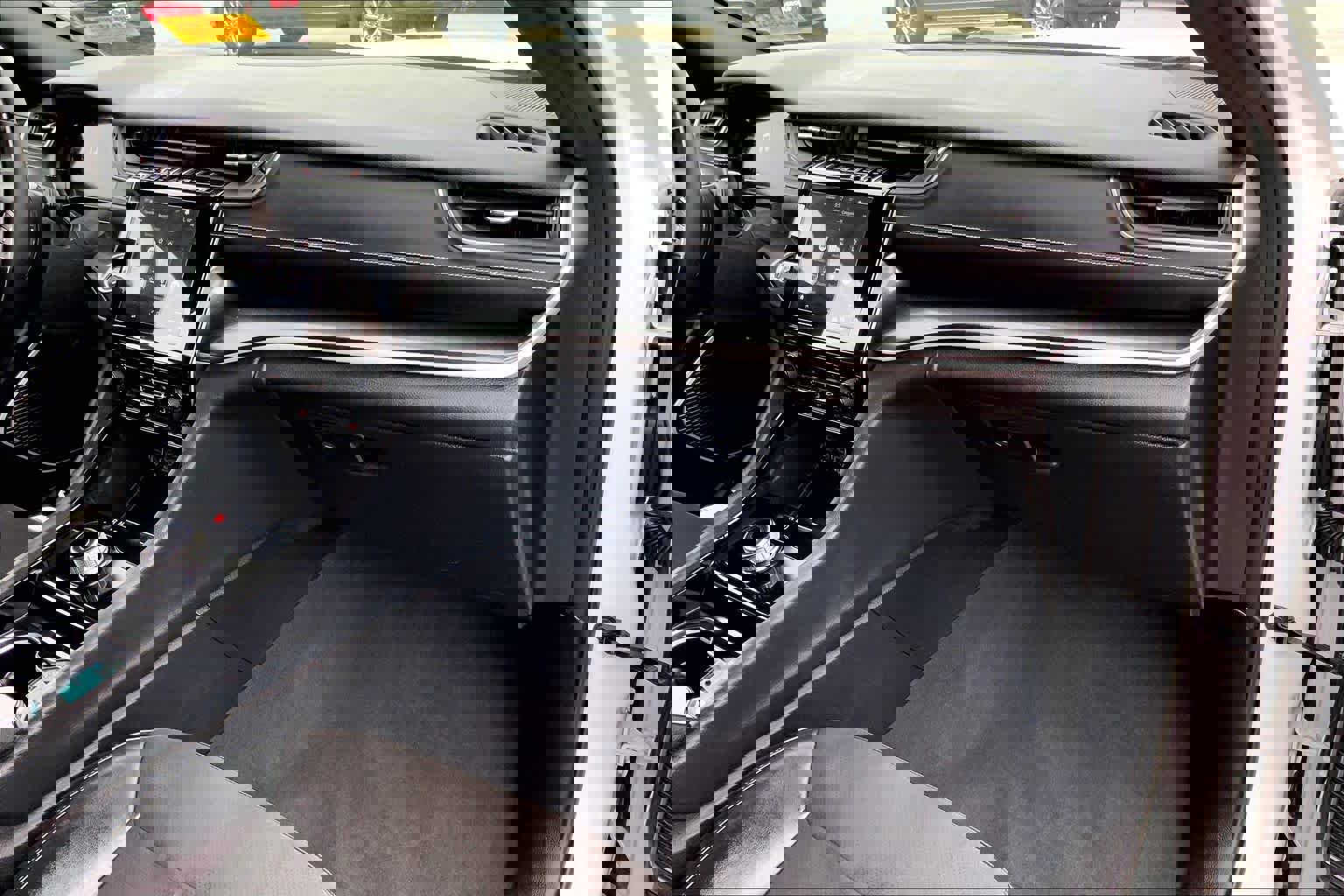 Used 2022 Jeep Grand Cherokee Altitude AWD/4WD image 17