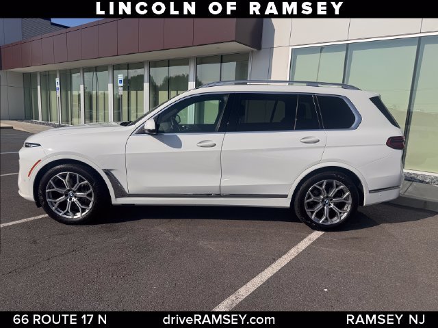 Used 2024 BMW X7 xDrive40i w/ Parking Assistance Package AWD/4WD image 2