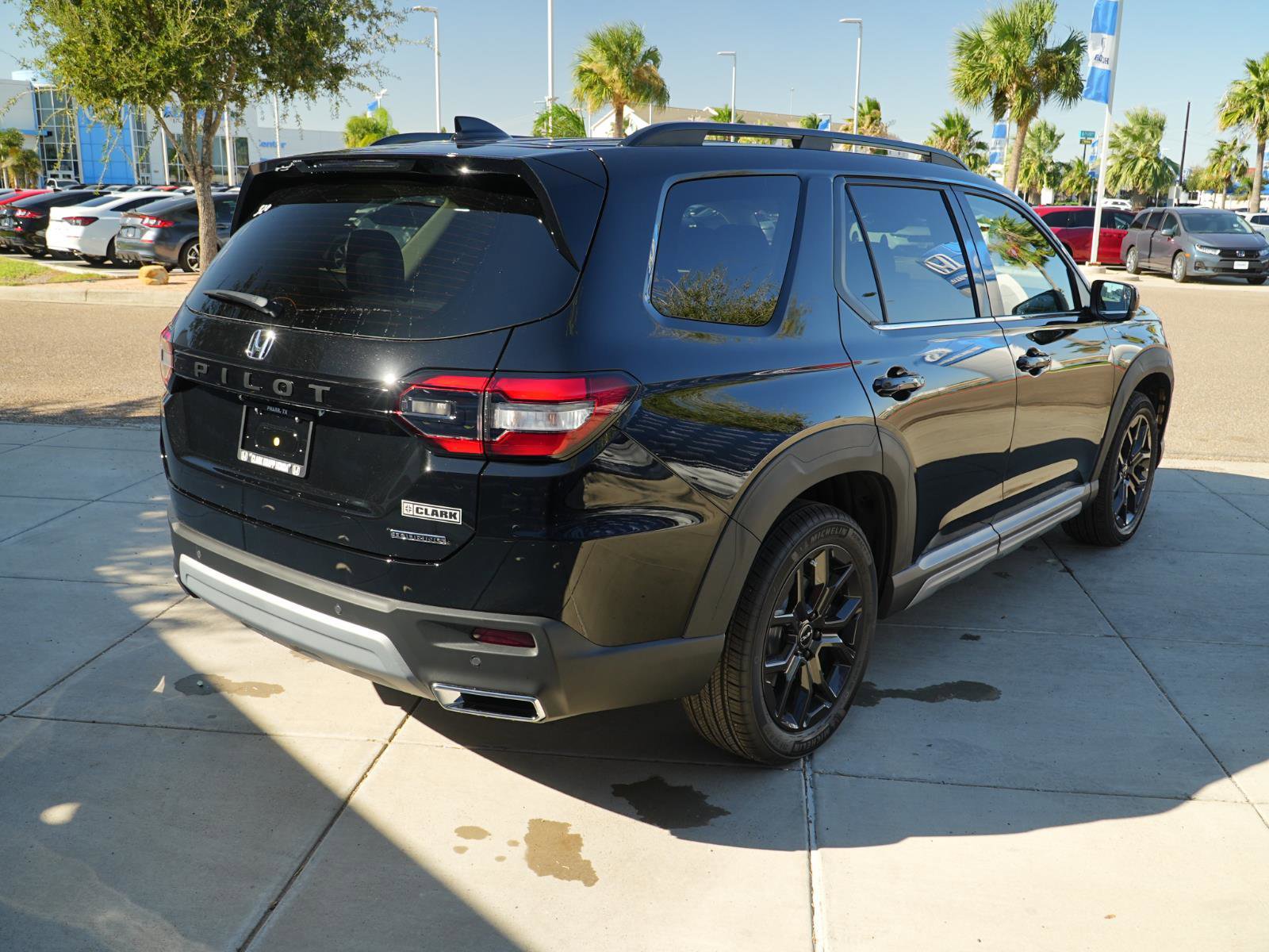 New 2025 Honda Pilot Touring image 5