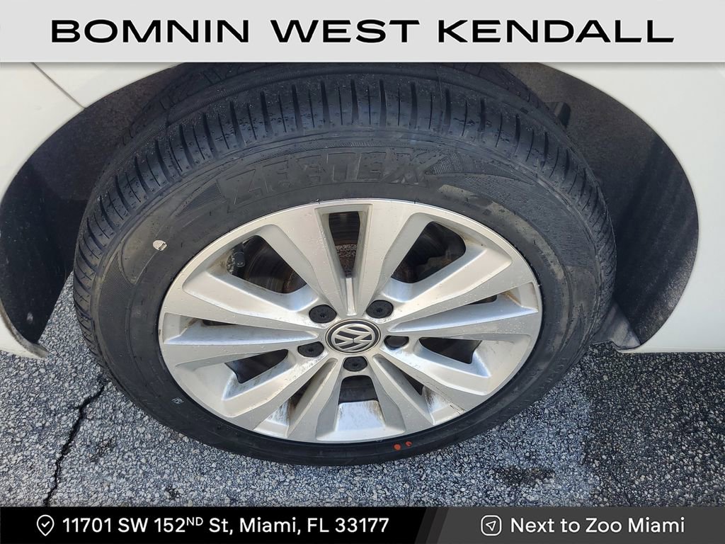 Used 2018 Volkswagen Golf SE image 9