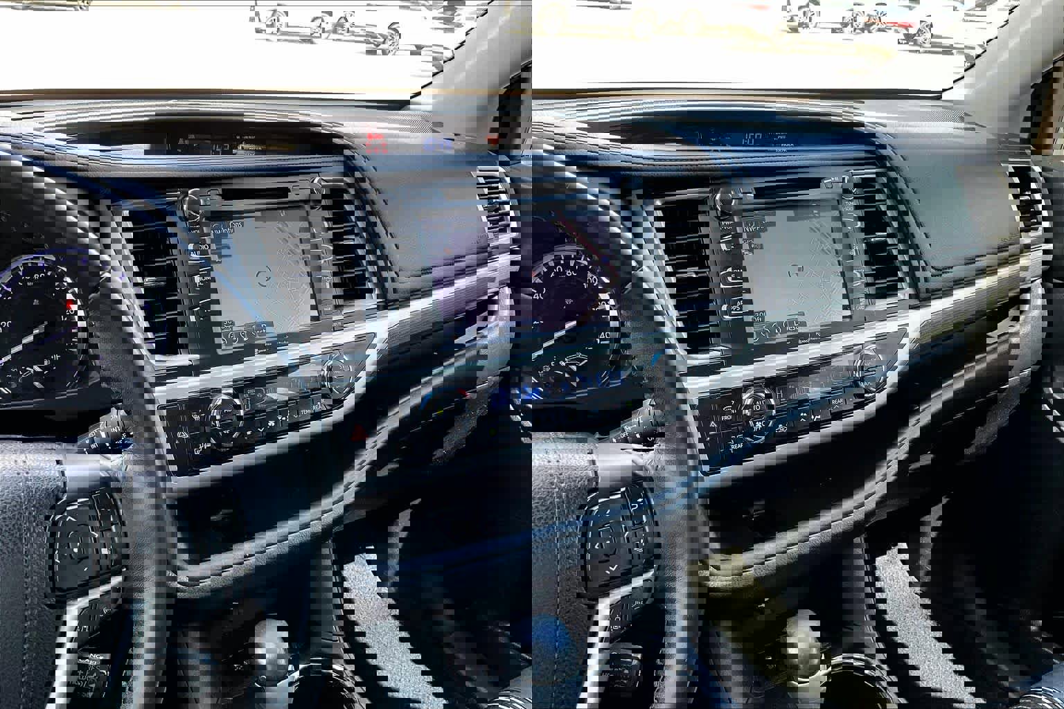 Used 2018 Toyota Highlander SE FWD image 7