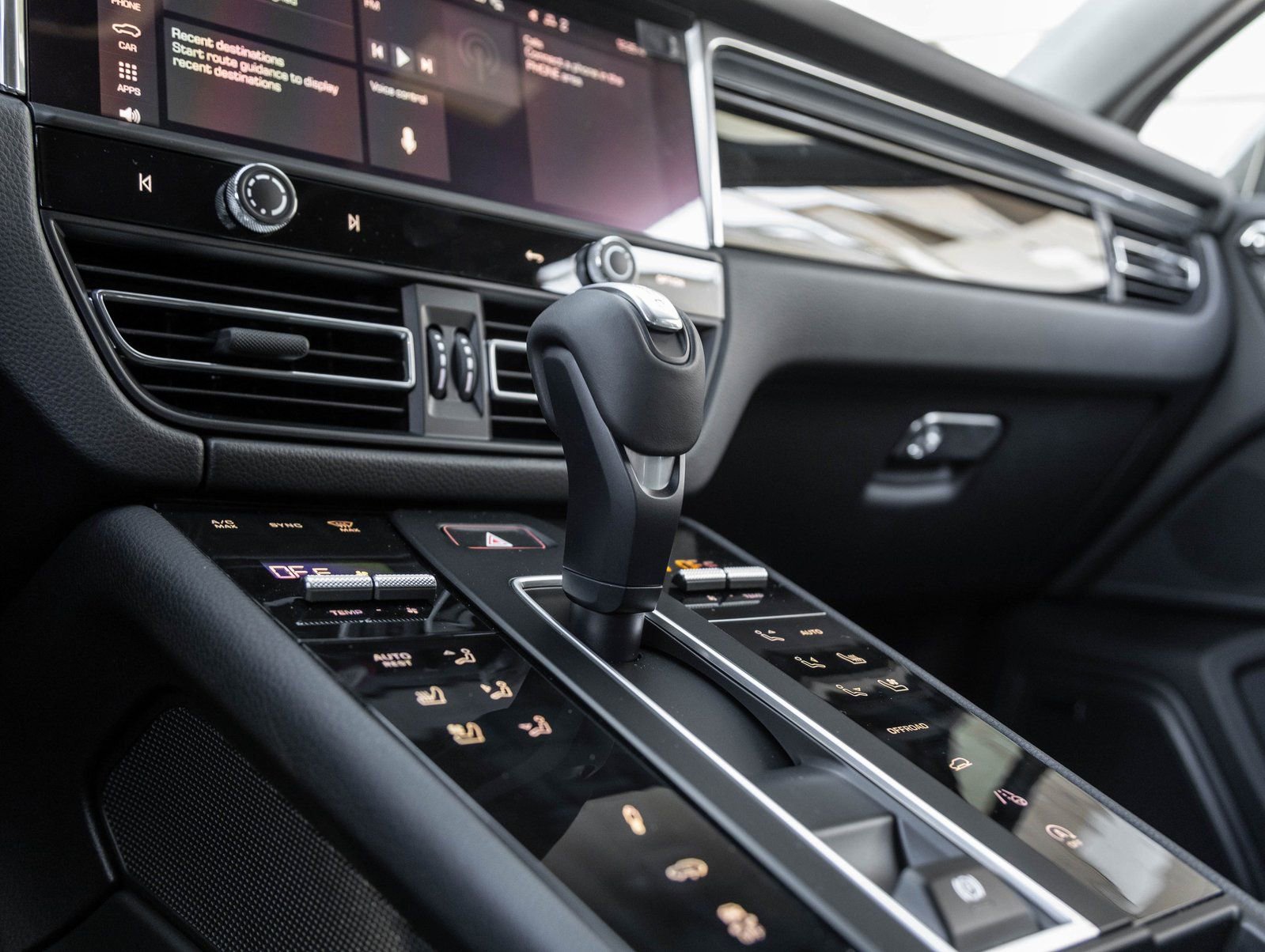 Certified 2026 Porsche Macan Turbo AWD/4WD image 27