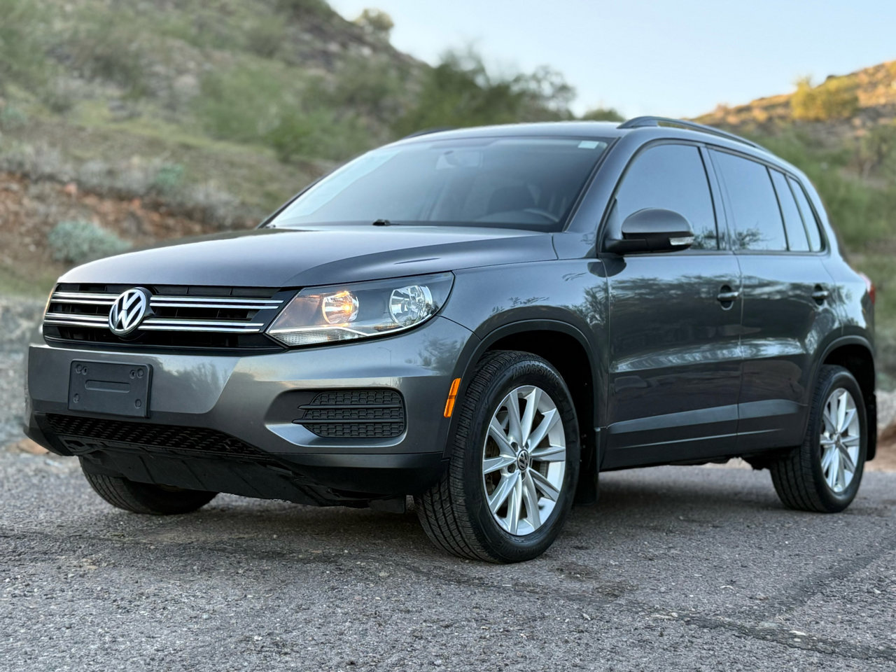 Used 2017 Volkswagen Tiguan Limited w/ Premium Package image 3