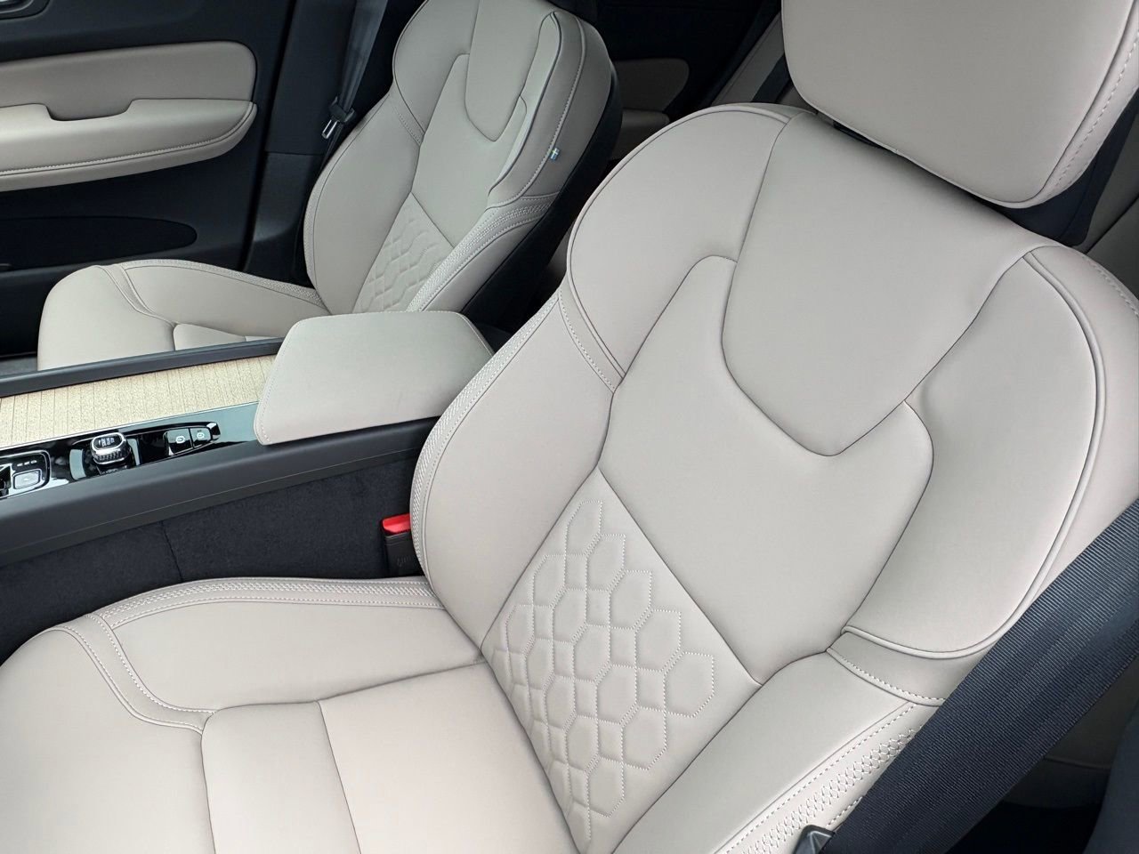 New 2026 Volvo XC60 B5 Plus w/ Protection Package Premier image 19