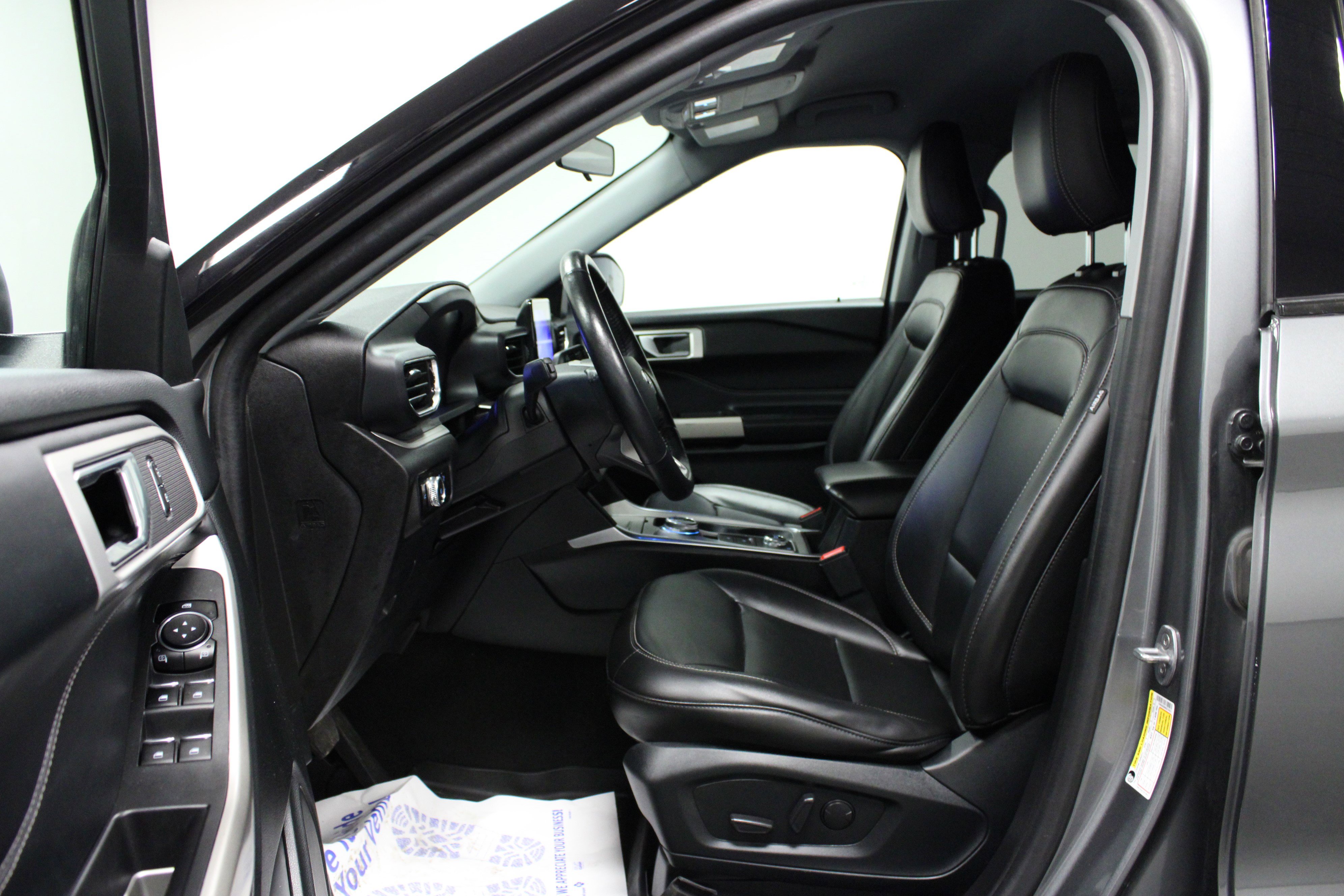 Used 2022 Ford Explorer XLT w/ Equipment Group 202A image 9