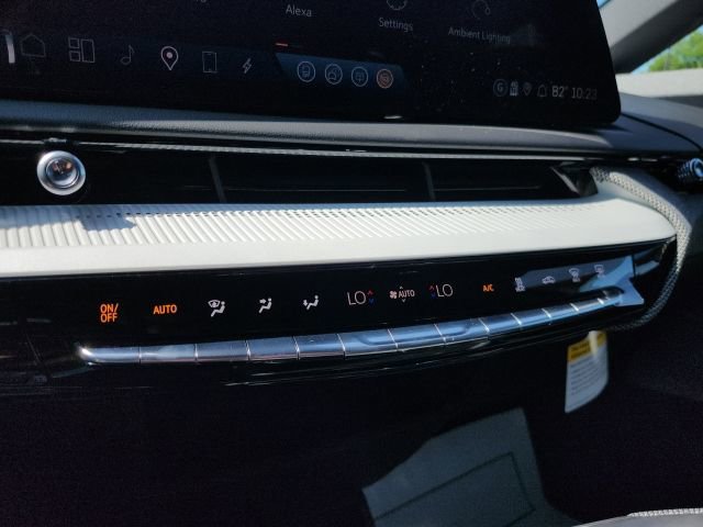 New 2025 Cadillac Optiq Luxury 2 image 33