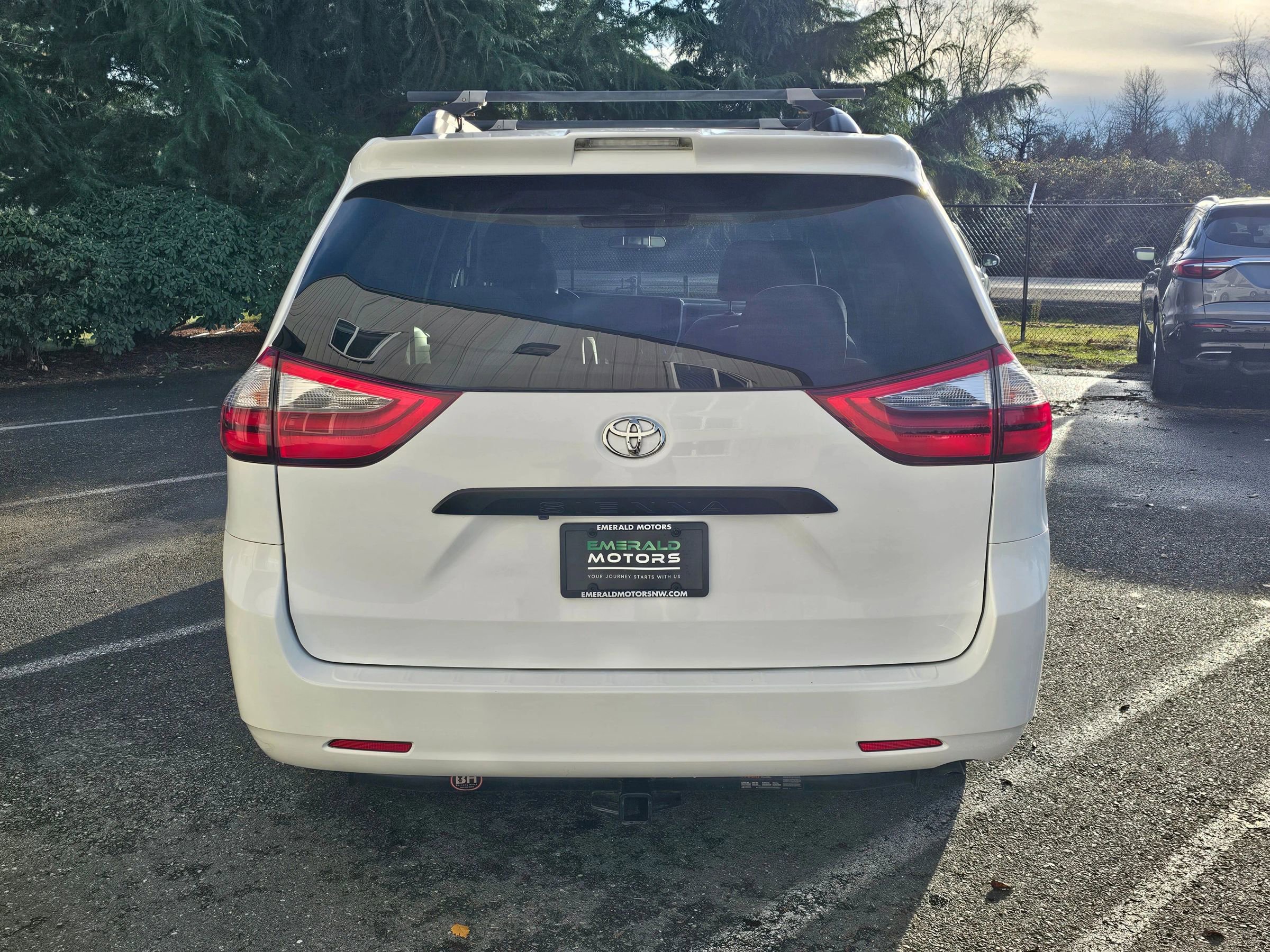Used 2020 Toyota Sienna L image 4