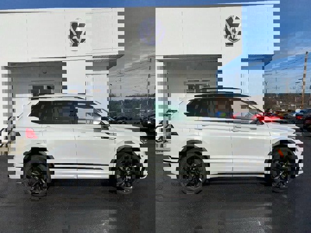 Used 2023 Volkswagen Tiguan SE R-Line image 2