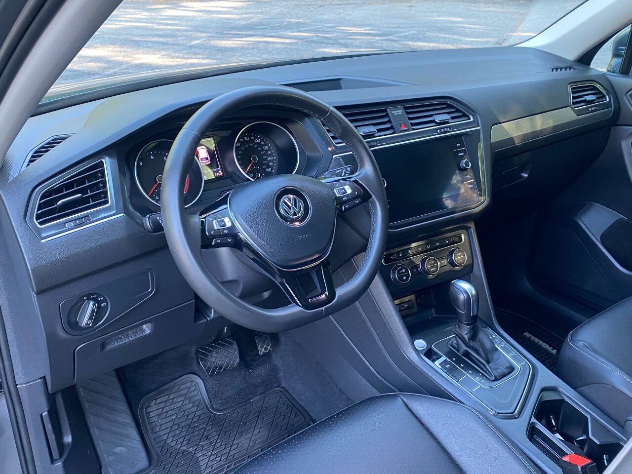 Used 2020 Volkswagen Tiguan SE FWD image 12