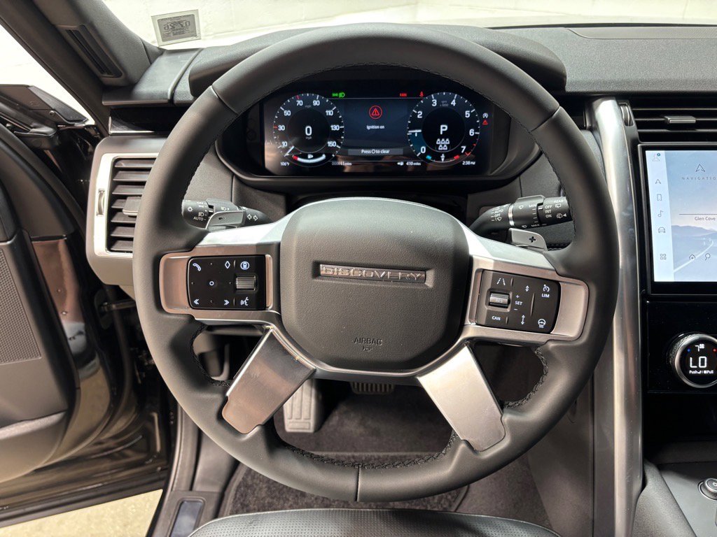 Used 2025 Land Rover Discovery S image 17