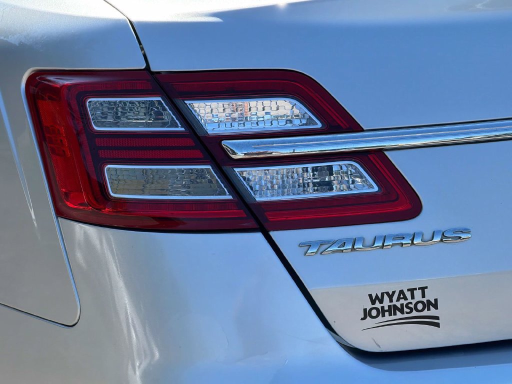 Used 2019 Ford Taurus Limited FWD image 10