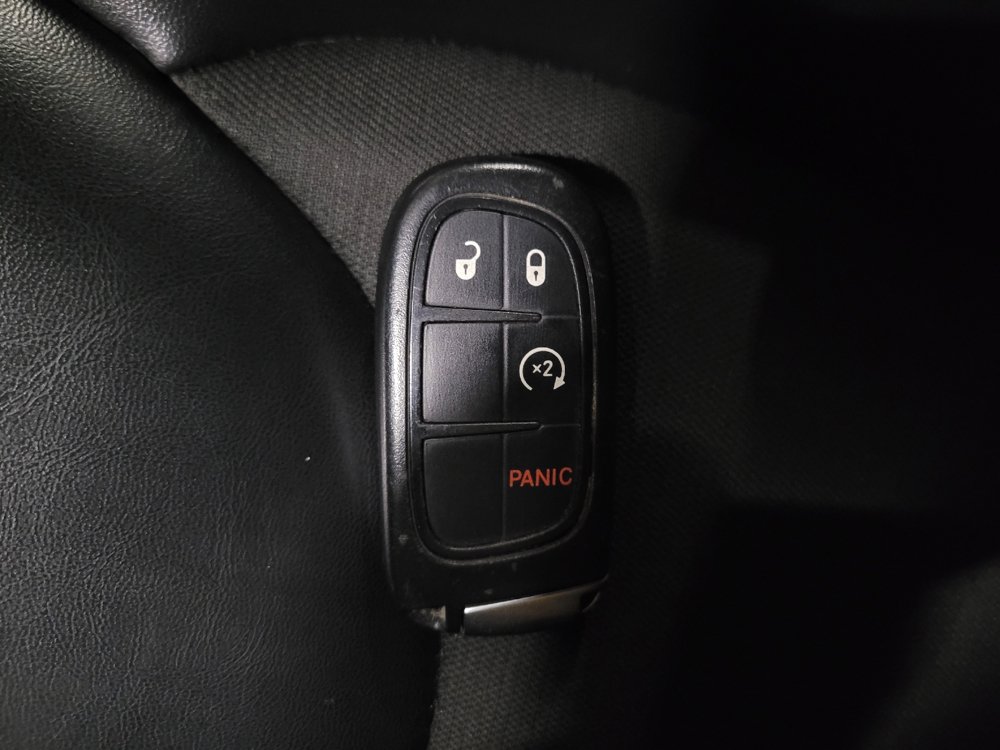 Used 2019 Jeep Cherokee Latitude Plus w/ Cold Weather Group AWD/4WD image 32