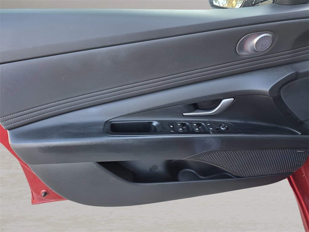 Used 2023 Hyundai Elantra Limited image 17