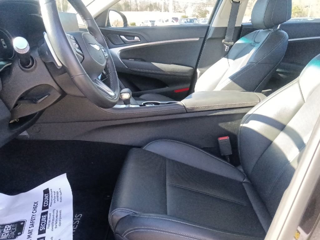 Used 2025 Genesis G70 2.5T image 15