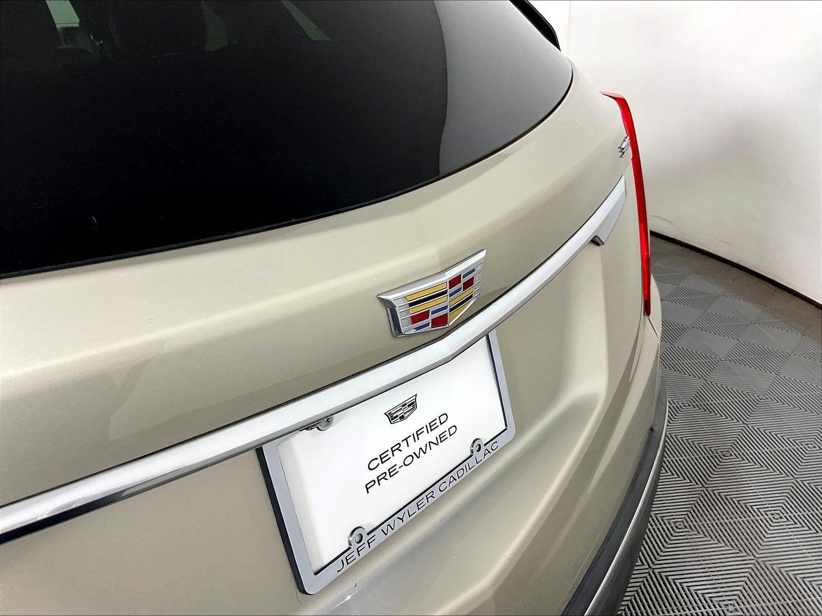 Used 2017 Cadillac XT5 FWD image 24
