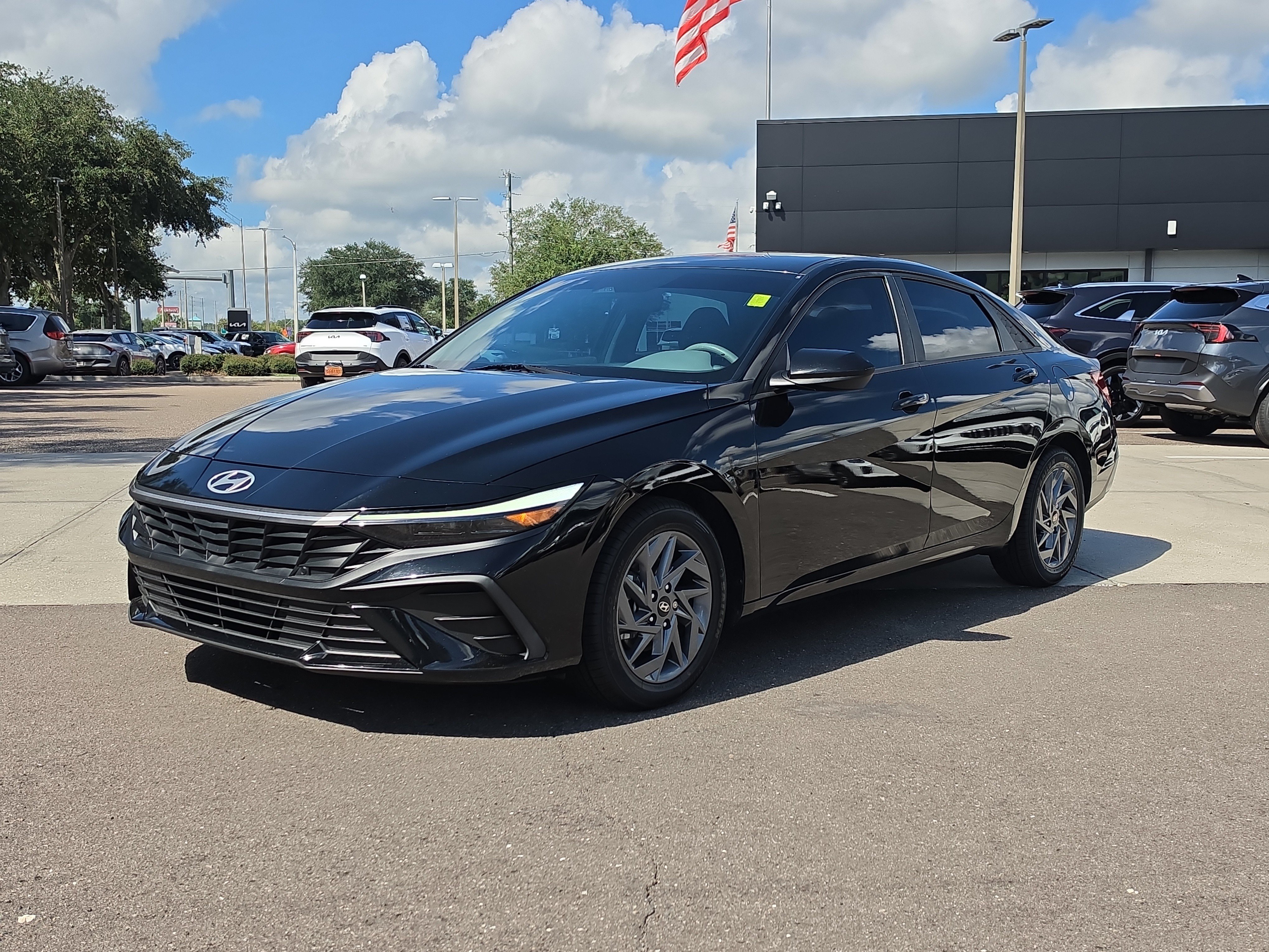 Used 2024 Hyundai Elantra SEL FWD image 4