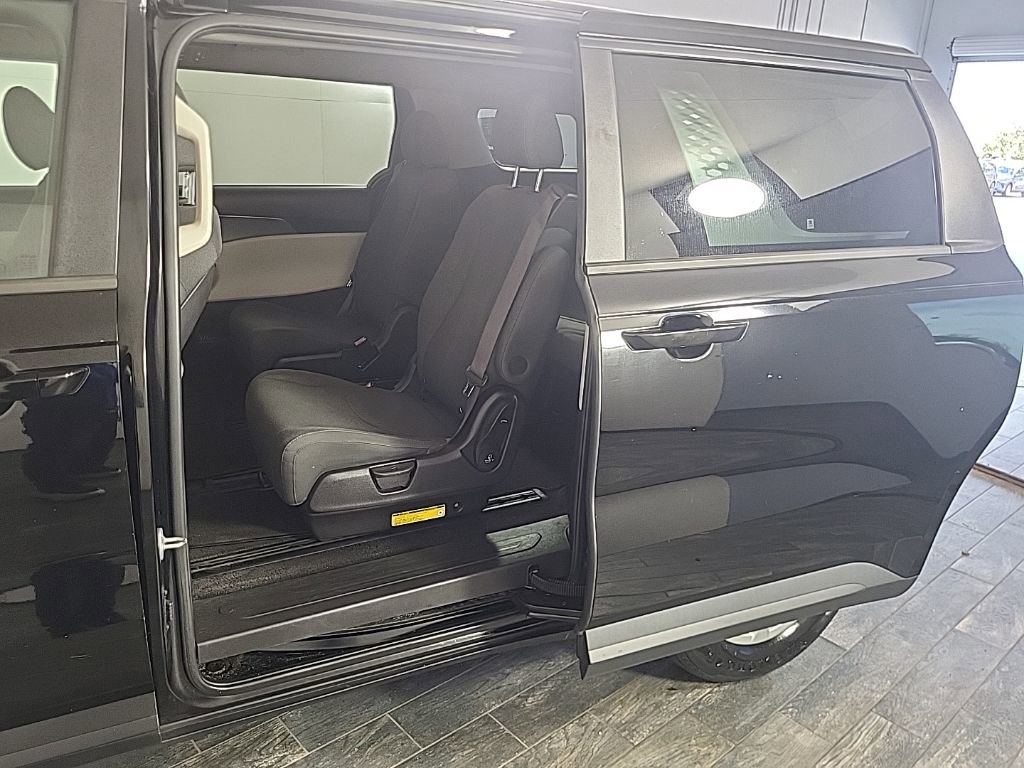 Used 2022 Kia Carnival LX image 15