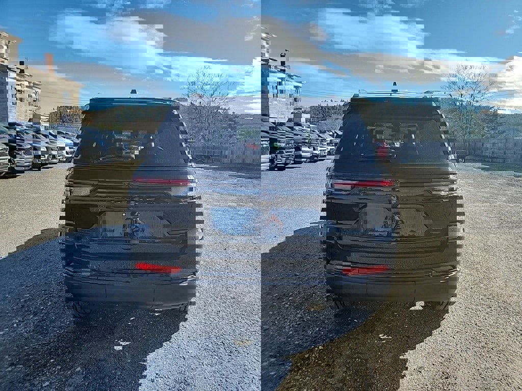 New 2025 Jeep Grand Cherokee Altitude image 6