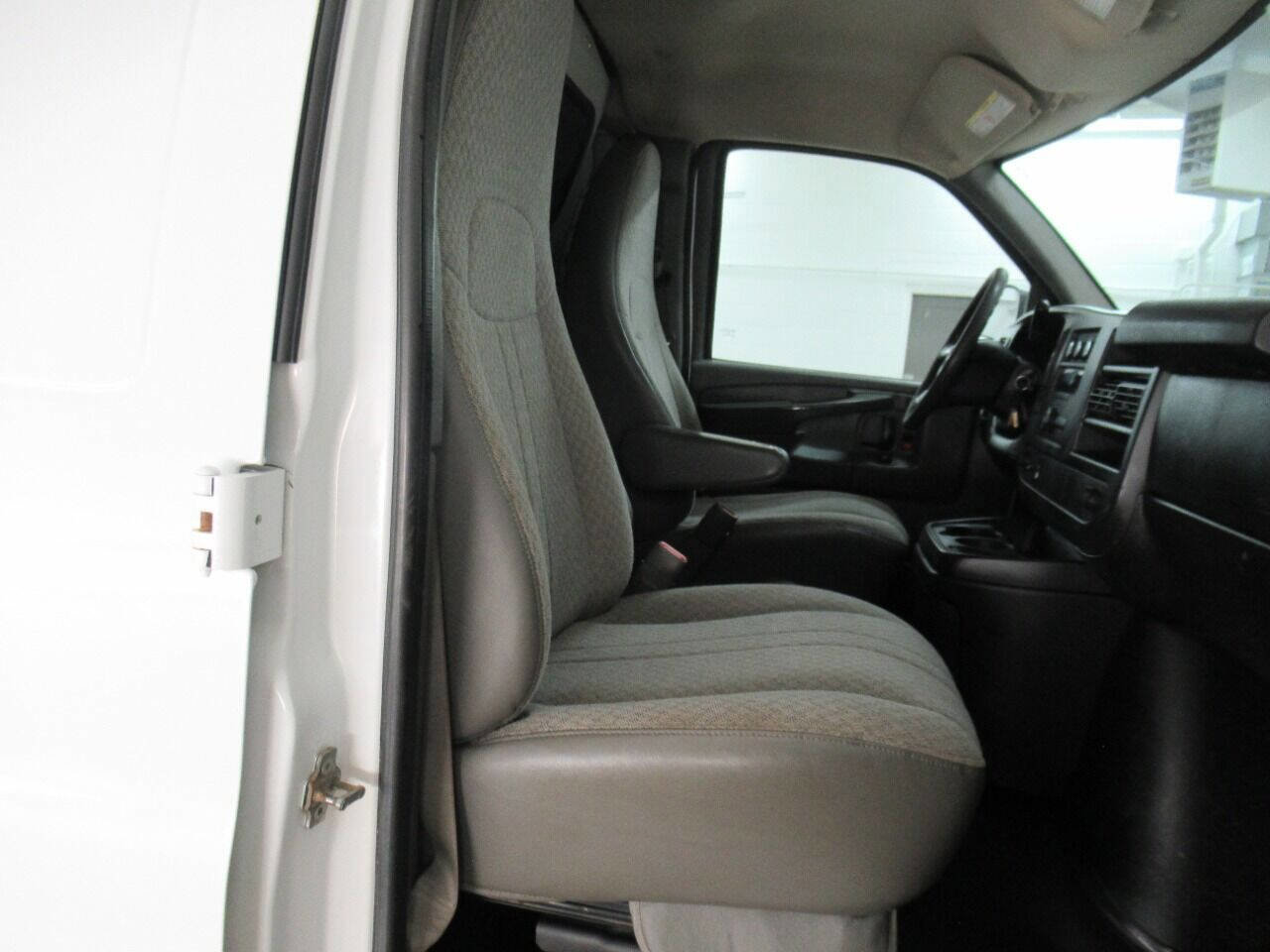 Used 2014 GMC Savana 3500 Extended image 14