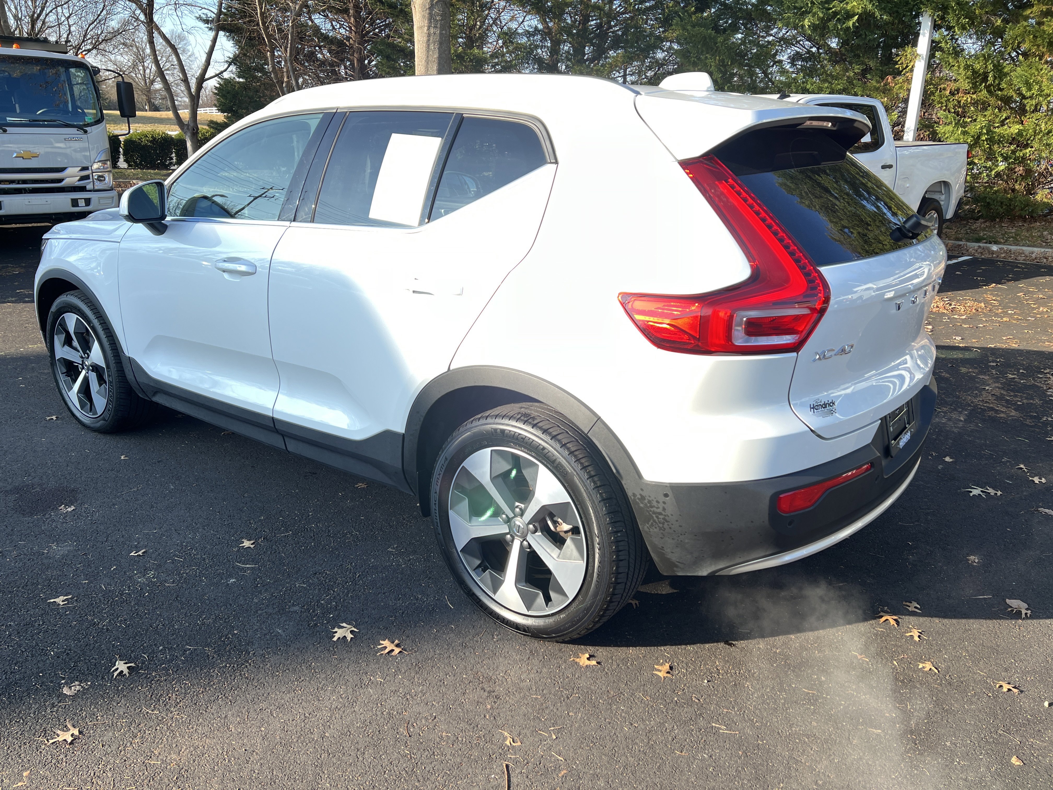Used 2025 Volvo XC40 B5 Plus image 8