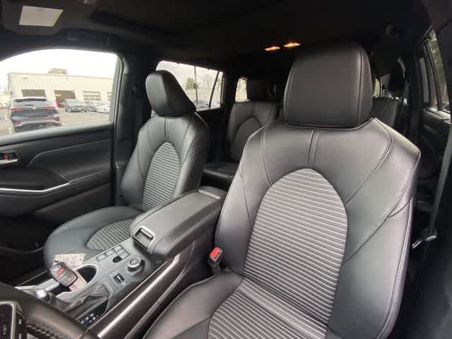 Used 2025 Toyota Highlander XSE AWD/4WD image 18