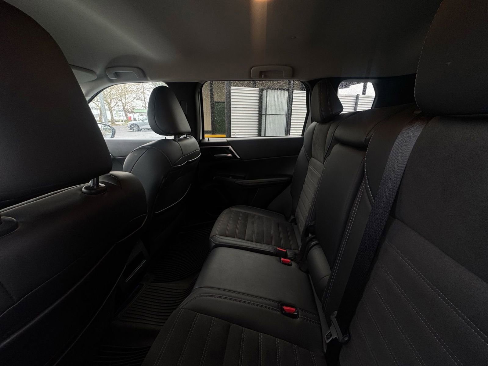 Used 2024 Mitsubishi Outlander 4WD Plug-In Hybrid image 10