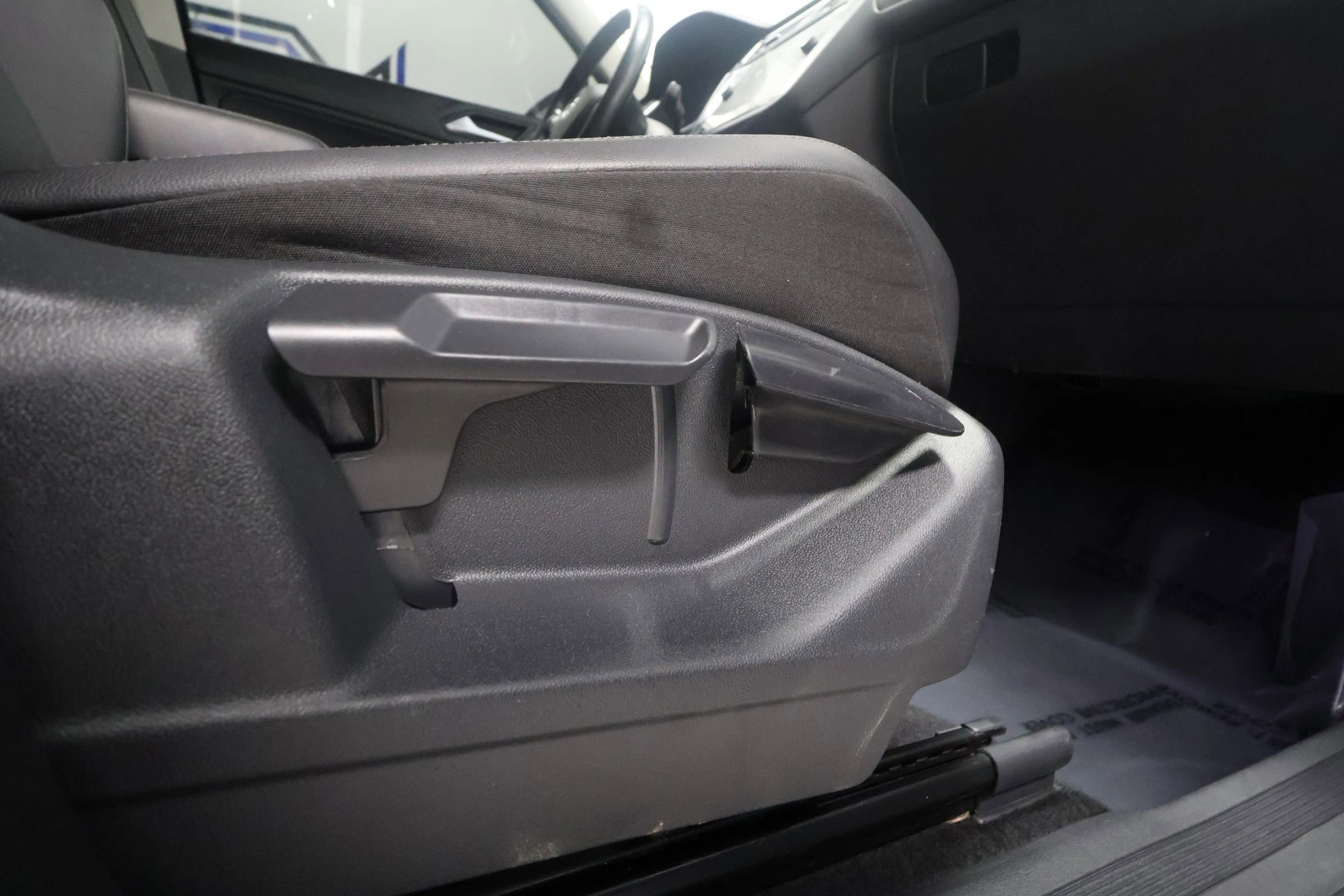 Used 2019 Volkswagen Tiguan SE image 34