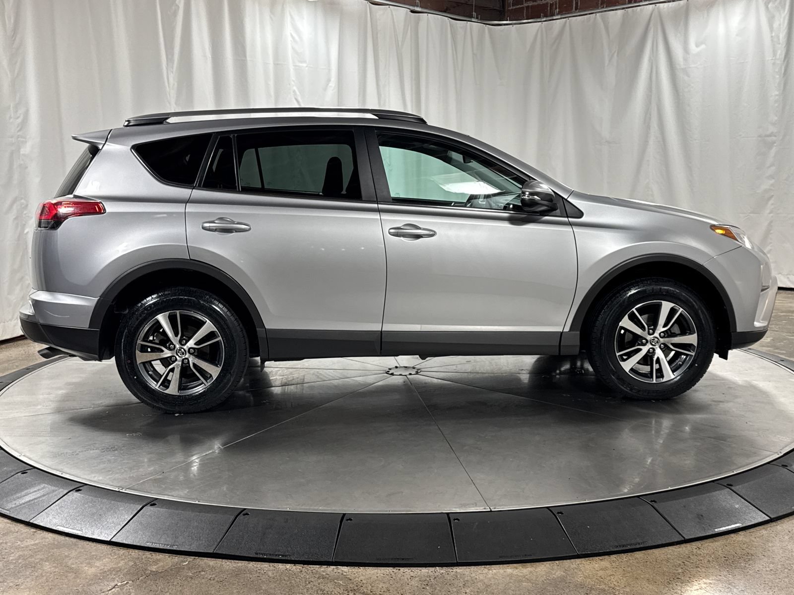 Used 2017 Toyota RAV4 XLE AWD/4WD image 6