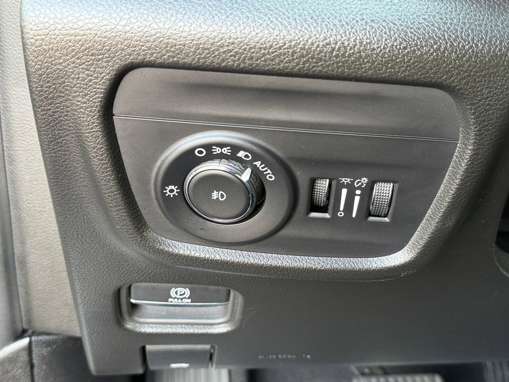 Used 2023 Jeep Grand Cherokee Limited w/ Luxury Tech Group II image 24