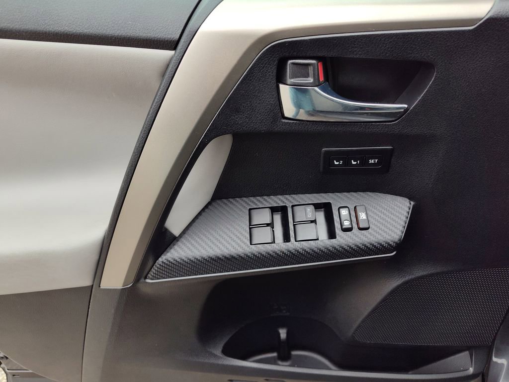 Used 2015 Toyota RAV4 Limited image 15