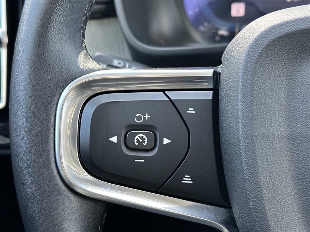 Used 2025 Volvo XC40 B5 Plus image 23