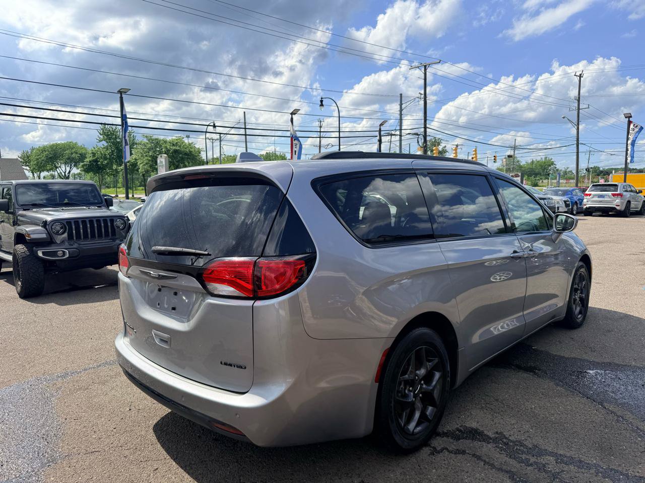 Used 2018 Chrysler Pacifica Limited w/ S Appearance Package FWD image 7