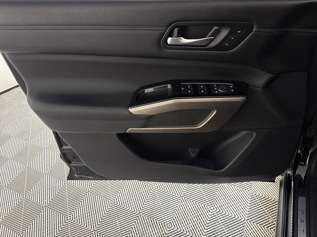 Used 2023 Nissan Pathfinder Platinum w/ Cargo Package image 10