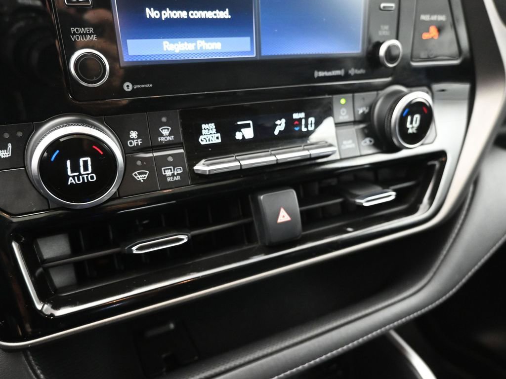 Used 2021 Toyota Highlander XLE image 17